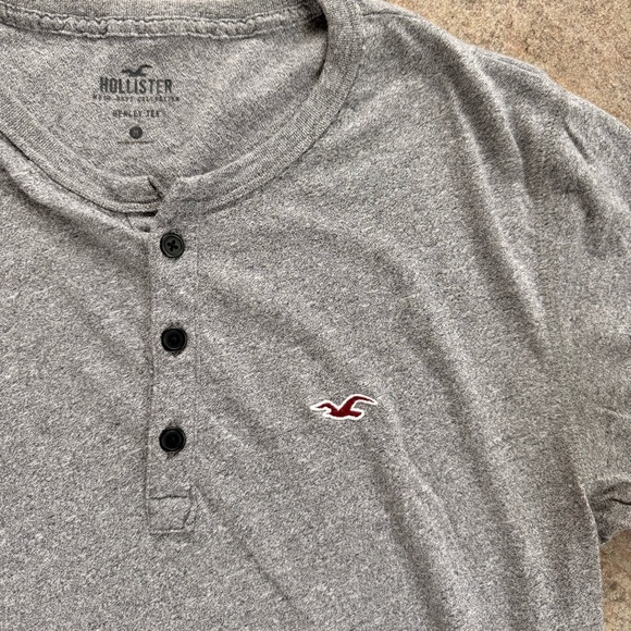 Hollister Gray Henley T-Shirt Men’s Medium - Picture 3 of 5